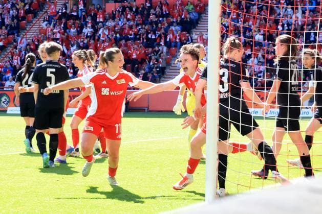 DEU, 2 BL, Frauen, 1 FC Union vs Borussia Moenchengladbach, 27 04 2025, Stadion Alte Foersterei, Berlin, DEU, 2 BL, Frauen, 1 FC Union vs Borussia Moenchengladbach, im Bild 5 1 durch Thome Schneider Moenchengladbach 2 , Dina Orschmann 1 FC Union Berlin 11 DFL regulations prohibit any use of Photographs as image sequences and or quasi video nordphotoxGmbHx xEngler nph00076