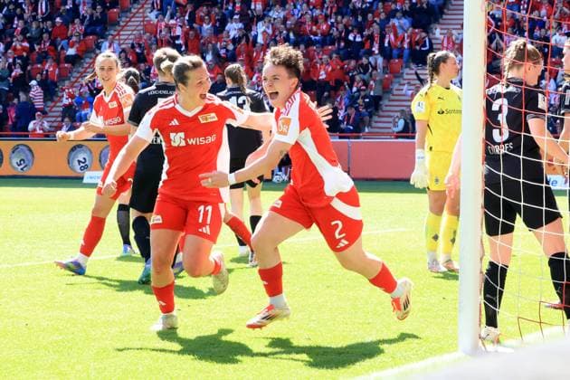 DEU, 2 BL, Frauen, 1 FC Union vs Borussia Moenchengladbach, 27 04 2025, Stadion Alte Foersterei, Berlin, DEU, 2 BL, Frauen, 1 FC Union vs Borussia Moenchengladbach, im Bild 5 1 durch Thome Schneider Moenchengladbach 2 , Dina Orschmann 1 FC Union Berlin 11 DFL regulations prohibit any use of Photographs as image sequences and or quasi video nordphotoxGmbHx xEngler nph00076