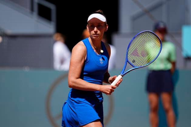 April 27, 2025, Madrid, Madrid, Spain: Elise Mertens of Belgium in action against Aryna Sabalenka of Belarus during the Mutua Madrid Open 2025, ATP, Tennis Herren Masters 1000 and WTA, Tennis Damen 1000 tennis tournament, celebrated at Caja Magica on April 27, 2025 in Madrid, Spain. Madrid Spain - ZUMAa181 20250427_zaa_a181_120 Copyright: xOscarxJ.xBarrosox