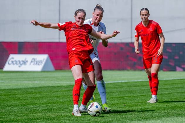 Fight for the ball duel between Sydney Lohmann FC Bayern Muenchen Frauen, 12 and Julia Stierli SC Freiburg Frauen, 5 FC Bayern Muenchen Frauen vs SC Freiburg, Football, Google Pixel Womens Bundesliga, Matchday 20, Season 2024 2025, 27 04 2025 DFL DFB REGULATIONS PROHIBIT ANY USE OF PHOTOGRAPHS as IMAGE SEQUENCES and or QUASI VIDEO FC Bayern Muenchen Frauen vs SC Freiburg, Football, Google Pixel Frauen Bundesliga, 20 Spieltag, Saison 2024 2025, 27 04 2025 Muenchen Copyright: xEibner-Pressefoto HeikexFeinerx EP_HFR