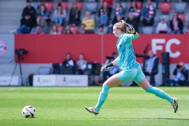 Rafaela Borggräfe 12, SC Freiburg beim Spiel FC Bayern München v SC Freiburg, Fußball, Frauen, Google Pixel Frauen Bundesliga, 2024 2025, 20 Spieltag am 27 04 2025 in München, FC Bayern Campus DFL and DFB regulations prohibit any use of photographs as image sequences and or quasi video Bayern Deutschland