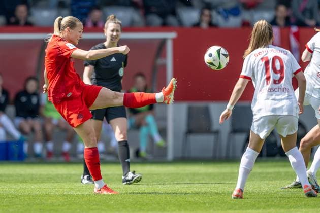 Magdalena Eriksson FC Bayern Muenchen Frauen, 5 klaert einen Ball FC Bayern Muenchen Frauen vs SC Freiburg, Fussball, Google Pixel Frauen Bundesliga, 20 Spieltag, Saison 2024 2025, 27 04 2025 DFL DFB REGULATIONS PROHIBIT ANY USE OF PHOTOGRAPHS as IMAGE SEQUENCES and or QUASI VIDEO FC Bayern Muenchen Frauen vs SC Freiburg, Fussball, Google Pixel Frauen Bundesliga, 20 Spieltag, Saison 2024 2025, 27 04 2025 Muenchen Copyright: xEibner-Pressefoto HeikexFeinerx EP_HFR