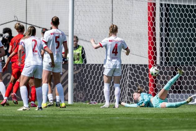 The Freiburg women around Rafaela Borggraefe goalkeeper, SC Freiburg Women, 12 and Meret Felde SC Freiburg Women, 4 have to accept the goal to 1 0 by Lea Schueller FC Bayern Muenchen Women, 11 FC Bayern Muenchen Women vs SC Freiburg, Football, Google Pixel Women Bundesliga, 20 Matchday, Season 2024 2025, 27 04 2025 DFL DFB REGULATIONS PROHIBIT ANY USE OF PHOTOGRAPHS as IMAGE SEQUENCES and or QUASI VIDEO FC Bayern Muenchen Frauen vs SC Freiburg, Football, Google Pixel Frauen Bundesliga, 20 Matchday, Season 2024 2025, 27 04 2025 Muenchen Copyright: xEibner-Pressefoto HeikexFeinerx EP_HFR