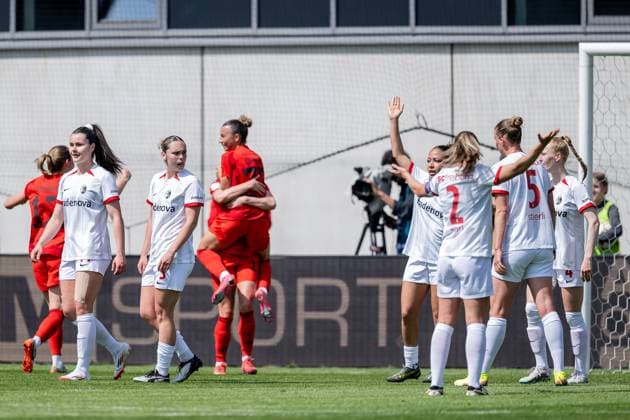 The Freiburg women are still claiming offside after the 1-0 goal, which the Munich women celebrate in the background, but the goal was in accordance with the rules FC Bayern Muenchen Frauen vs SC Freiburg, Fußball, Google Pixel Frauen Bundesliga, 20 Spieltag, Season 2024 2025, 27 04 2025 DFL DFB REGULATIONS PROHIBIT ANY USE OF PHOTOGRAPHS as IMAGE SEQUENCES and or QUASI VIDEO FC Bayern Muenchen Frauen vs SC Freiburg, Football, Google Pixel Frauen Bundesliga, 20 Matchday, Season 2024 2025, 27 04 2025 Muenchen Copyright: xEibner-Pressefoto HeikexFeinerx EP_HFR