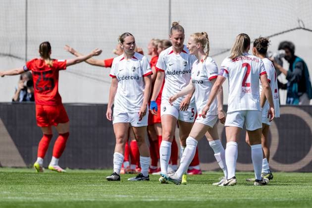 The Freiburg women are served while Bayern celebrate the 1-0 goal in the background FC Bayern Muenchen Frauen vs SC Freiburg, Football, Google Pixel Frauen Bundesliga, 20 Spieltag, Saison 2024 2025, 27 04 2025 DFL DFB REGULATIONS PROHIBIT ANY USE OF PHOTOGRAPHS as IMAGE SEQUENCES and or QUASI VIDEO FC Bayern Muenchen Frauen vs SC Freiburg, Football, Google Pixel Frauen Bundesliga, 20 Spieltag, Saison 2024 2025, 27 04 2025 Muenchen Copyright: xEibner-Pressefoto HeikexFeinerx EP_HFR