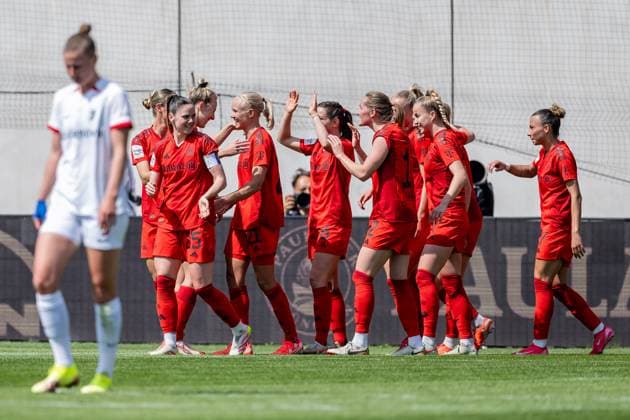 The Munich women cheer with Lea Schueller FC Bayern Muenchen Frauen, 11 whose goal for 1 0 FC Bayern Muenchen Frauen vs SC Freiburg, Football, Google Pixel Frauen Bundesliga, 20 Matchday, Season 2024 2025, 27 04 2025 DFL DFB REGULATIONS PROHIBIT ANY USE OF PHOTOGRAPHS as IMAGE SEQUENCES and or QUASI VIDEO FC Bayern Muenchen Frauen vs SC Freiburg, Football, Google Pixel Frauen Bundesliga, 20 Spieltag, Saison 2024 2025, 27 04 2025 Muenchen Copyright: xEibner-Pressefoto HeikexFeinerx EP_HFR
