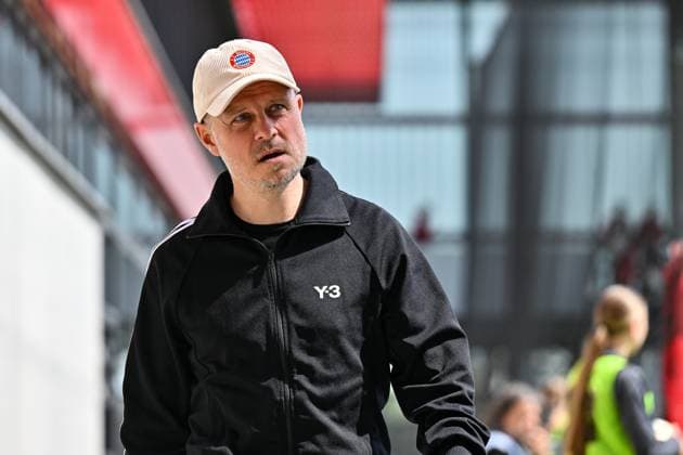 Google Pixel Women Bundesliga FC Bayern Munich SC Freiburg 27 04 2025 in the picture Alexander STRAUS Coach FC Bayern Muenchen Women Single photo cropped image Women Bundesliga FC Bayern Muenchen SC Freiburg, FC Bayern Campus on 27 04 2025 Copyright: xBEAUTIFULxSPORTS Goldbergx