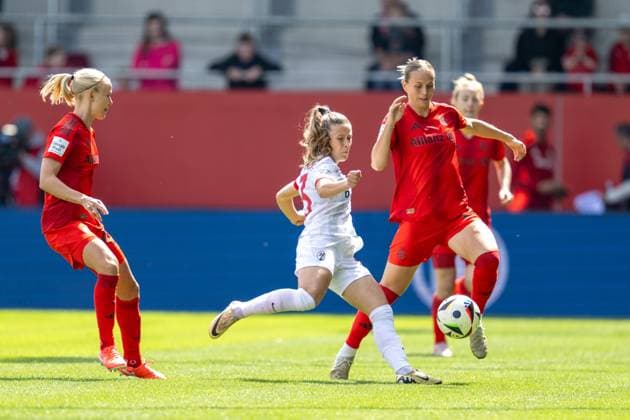 Nia Szenk 13 SC Freiburg , Pernille Harder 21 FC Bayern Muenchen Frauen , Klara Buehl 17 FC Bayern Muenchen Frauen , FC Bayern Frauen Muenchen vs SC Freiburg, Google Pixel Frauenbundesliga, 20 Spieltag, 27 04 25 DFB regulations prohibit any use of photographs as image sequences and or quasi video kolbert press Muenchen Bayern Germany Copyright: xkolbert-press UlrichxGamelx
