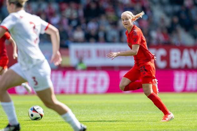 Pernille Harder 21 FC Bayern Muenchen Frauen , FC Bayern Frauen Muenchen vs SC Freiburg, Google Pixel Frauenbundesliga, 20 Spieltag, 27 04 25 DFB regulations prohibit any use of photographs as image sequences and or quasi video kolbert press Muenchen Bayern Germany Copyright: xkolbert-press UlrichxGamelx