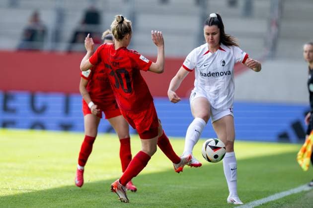 Carolin Simon 30 FC Bayern Muenchen Frauen , Svenja Foemli 17 SC Freiburg , FC Bayern Frauen Muenchen vs SC Freiburg, Google Pixel Frauenbundesliga, 20 Spieltag, 27 04 25 DFB regulations prohibit any use of photographs as image sequences and or quasi video kolbert press Muenchen Bayern Germany Copyright: xkolbert-press UlrichxGamelx
