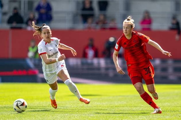 Selina Vobian 8 SC Freiburg , Carolin Simon 30 FC Bayern Muenchen Frauen , FC Bayern Frauen Muenchen vs SC Freiburg, Google Pixel Frauenbundesliga, 20 Spieltag, 27 04 25 DFB regulations prohibit any use of photographs as image sequences and or quasi video kolbert press Muenchen Bayern Germany Copyright: xkolbert-press UlrichxGamelx
