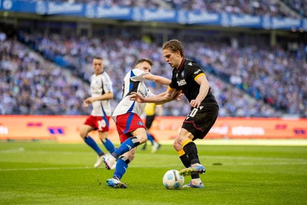 Hamburg, 27 April 2025 Football, 2 Bundesliga 2024 25, Hamburger SV Karlsruher SC Emir Sahiti Hamburger SV, 29 , David Herold Karlsruher SC, 20 DFL REGULATIONS PROHIBIT ANY USE OF PHOTOGRAPHS AS IMAGE SEQUENCES AND OR QUASI VIDEO
