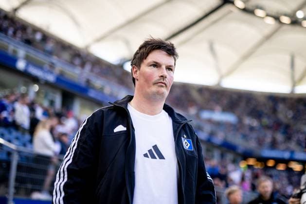 Hamburg, April 27, 2025 Football, 2 Bundesliga 2024 25, Hamburger SV Karlsruher SC Merlin Polzin Hamburger SV, Trainer DFL REGULATIONS PROHIBIT ANY USE OF PHOTOGRAPHS AS IMAGE SEQUENCES AND OR QUASI VIDEO