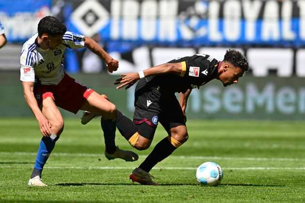 GER 2 FBL,, Hamburger SV vs Karlsruher SC 27 04 2025, Volksparkstadion, Hamburg, GER 2 FBL, Hamburger SV vs Karlsruher SC in the picture Daniel Elfadi Hamburg 08 tries to assert himself against Bambase Conte Karlsruhe 31 nordphotoxGmbH xWitke nph00002