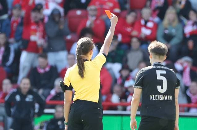 red card for Paula Klensmann Sport Football Soccer 2 Bundesliga Women Women Season 2024 2025 27 04 2025 1 FC Union Berlin vs Borussia Mönchengladbach BMG DFL regulations prohibit any use of photographs as image sequences and or quasi video