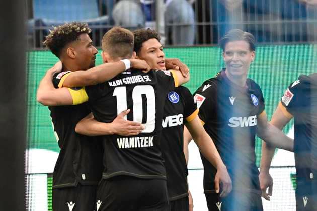 GER 2 FBL,, Hamburger SV vs Karlsruher SC 27 04 2025, Volksparkstadion, Hamburg, GER 2 FBL, Hamburger SV vs Karlsruher SC in the picture Louey Ben Farhat Karlsruhe 19 scores the goal to make it 1 0 for Karsruhe and cheers with the team nordphotoxGmbH xWitke nph00002