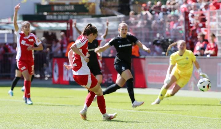 Celine Frank scores the goal to make it 6 1 against goalkeeper Luisa Palmen Sport Football Soccer 2 Bundesliga Women Women Season 2024 2025 27 04 2025 1 FC Union Berlin vs Borussia Mönchengladbach BMG DFL regulations prohibit any use of photographs as image sequences and or quasi video