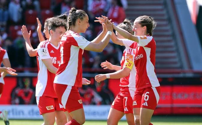 re Celine Frank cheers after 6 1 with teammates joy emotion jubilation sports football soccer 2 Bundesliga women women season 2024 2025 27 04 2025 1 FC Union Berlin vs Borussia Mönchengladbach BMG DFL regulations prohibit any use of photographs as image sequences and or quasi video