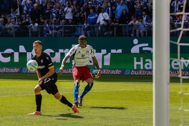 Davie Selke HSV 17 Nicolai Rapp KSC Germany , Hamburg , Volksparkstadion , Football , 2 Bundesliga , Hamburger SV Karlsruher SC