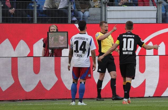 Referee Florian Lechner decides on goal, 1 2 Soccer, Men, Season 2024 2025, 2 BL, Volksparkstadion, Hamburger SV vs Karlsruher SC DFL REGULATIONS PROHIBIT ANY USE OF PHOTOGRAPHS AS IMAGE SEQUENCES AND OR QUASI VIDEO