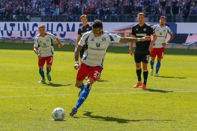 Davie Selke HSV scores from the penalty spot to make it 1 1 Germany , Hamburg , Volksparkstadion , Football , 2 Bundesliga , Hamburger SV Karlsruher SC