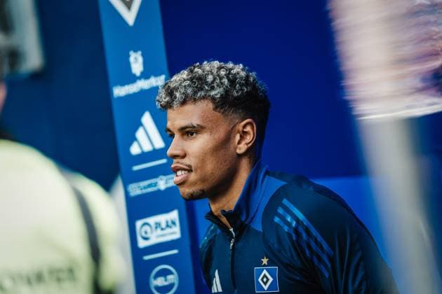 Soccer Men Season 2024 2025 2 Soccer Bundesliga 31 Matchday Hamburger SV vs Karlsruher SC 27 04 2025 Ransford Königsdörffer 11, HSV enters the stadium Hamburg Volksparkstadion Hamburg Germany