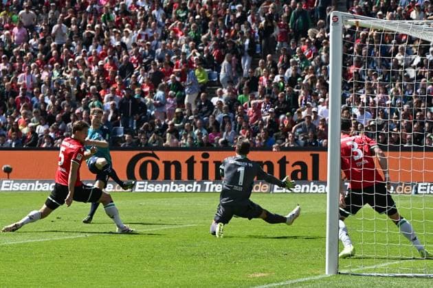 Florian Kainz 1 FC Koeln and goalkeeper Ron Robert Zieler Hannover 96 battle for the ball during the 2 Bundesliga match between Hannover 96 and 1 FC Köln at Heinz von Heiden Arena on April 27, 2025 in Hannover, Germany, Germany Photo by Ralf Treese DeFodi Images Florian Kainz 1 FC Koeln and goalkeeper Ron Robert Zieler Hannover 96 battle for the ball during the 2 Bundesliga match between Hannover 96 and 1 FC Köln at Heinz von Heiden Arena on April 27, 2025 in Hanover, Germany Photo by Ralf Treese DeFodi Images DFB DFL REGULATIONS PROHIBIT ANY USE OF PHOTOGRAPHS AS IMAGE SEQUENCES AND OR QUASI VIDEO Photo by Ralf Treese DeFodi Images
