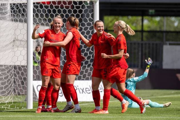 Goal celebration for 1 0, FC Bayern Frauen, FC Bayern Frauen Muenchen vs SC Freiburg, Google Pixel Frauenbundesliga, 20 Spieltag, 27 04 25 DFB regulations prohibit any use of photographs as image sequences and or quasi video kolbert press Muenchen Bayern Germany Copyright: xkolbert-press UlrichxGamelx