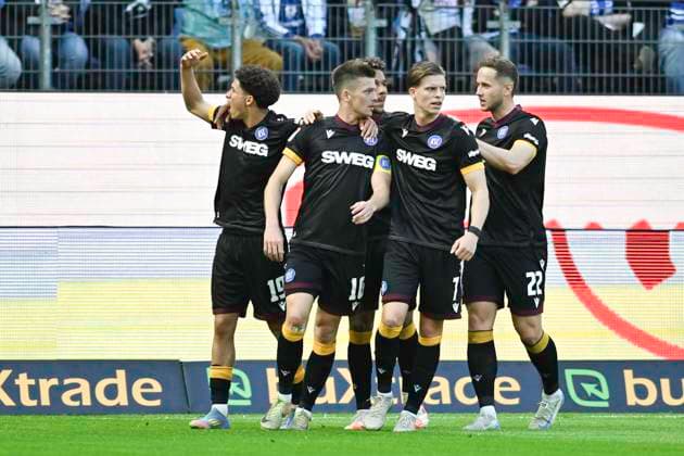 GER 2 FBL,, Hamburger SV vs Karlsruher SC 27 04 2025, Volksparkstadion, Hamburg, GER 2 FBL, Hamburger SV vs Karlsruher SC in picture Marvin Wanitzek Karlsruhe 10 scores the goal to make it 2 1 for Karsruhe and cheers with the team nordphotoxGmbH xWitke nph00002