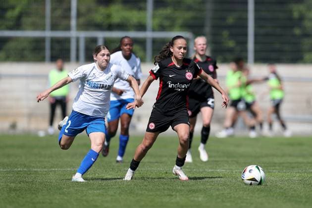 27 04 2025, Women, Soccer, Season 2024 2025, 2 Women Bundesliga, Matchday 23 Eintracht Frankfurt II SC Sand Sarah Klotz 2, SC Sand and Ela Naz Demirbas 22, Eintracht Frankfurt II Frankfurt am Main Stadion am Brentanobad Hessen Germany