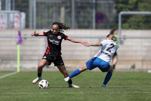 27 04 2025, Women, Soccer, Season 2024 2025, 2 Women Bundesliga, Matchday 23 Eintracht Frankfurt II SC Sand Sarah Klotz 2, SC Sand and Ela Naz Demirbas 22, Eintracht Frankfurt II Frankfurt am Main Stadion am Brentanobad Hessen Germany