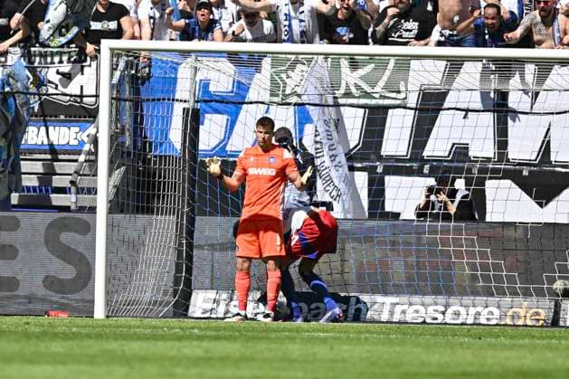 GER 2 FBL,, Hamburger SV vs Karlsruher SC 27 04 2025, Volksparkstadion, Hamburg, GER 2 FBL, Hamburger SV vs Karlsruher SC in the picture Davie Selke Hamburg 27 shoots the goal for 1 1 for Hamburg past goalkeeper Max Weiss Karlsruhe 01 with a penalty kick, which also lands in the net nordphotoxGmbH xWitke nph00002