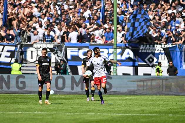 GER 2 FBL,, Hamburger SV vs Karlsruher SC 27 04 2025, Volksparkstadion, Hamburg, GER 2 FBL, Hamburger SV vs Karlsruher SC in the picture Davie Selke Hamburg 27 shoots the goal to 1 1 for Hamburg past goalkeeper Max Weiss Karlsruhe 01 and cheers with the fans nordphotoxGmbH xWitke nph00002
