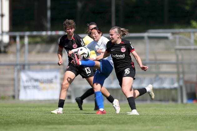 27 04 2025, Women, Soccer, Season 2024 2025, 2 Women Bundesliga, Matchday 23 Eintracht Frankfurt II SC Sand Rio Takizawa 17, SC Sand in duel with Rosa Rueckert 13, Eintracht Frankfurt II and Carlotta Schwoerer 16, Eintracht Frankfurt II Frankfurt am Main Stadion am Brentanobad Hessen Germany