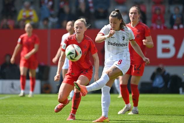 Lea SCHUELLER FCB , Action,duel against Selina VOBIAN Freiburg Football Google Pixel Womens Bundesliga Season 2024 2025, 20 Matchday, Matchday20 FC Bayern Muenchen SC Freiburg on 27 04 2025, FC Bayern Campus