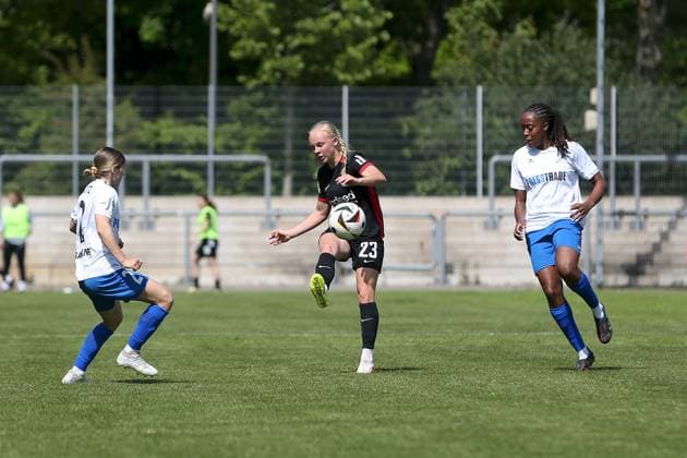 27 04 2025, Women, Soccer, Season 2024 2025, 2 Women Bundesliga, Matchday 23 Eintracht Frankfurt II SC Sand Keira Bednorz 23, Eintracht Frankfurt II in duel with Sarah Klotz 2, SC Sand and Paige Alicia Bailey Gayle 14, SC Sand Frankfurt am Main Stadion am Brentanobad Hessen Germany