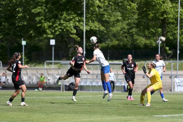 27 04 2025, Women, Soccer, Season 2024 2025, 2 Women Bundesliga, Matchday 23 Eintracht Frankfurt II SC Sand Goal chance for Carlotta Schwoerer 16, Eintracht Frankfurt II , header on goal by Jule Baum 1, SC Sand Frankfurt am Main Stadion am Brentanobad Hessen Germany
