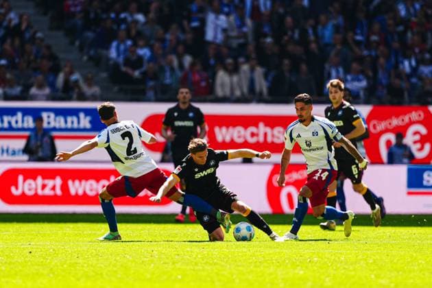 William Mikelbrencis Hamburger SV, 02 , Dzenis Burnic Karlsruher SC, 07 , Ludovit Reis Hamburger SV, 14 GER, Hamburger SV vs Karlsruher SC, Football, 2 Bundesliga, Matchday 31, Season 2024 2025, 27 04 2025 DFL REGULATES PROHIBIT ANY USE OF PHOTOGRAPHS AS IMAGE SEQUENCES AND OR QUASI VIDEO GER, Hamburger SV vs Karlsruher SC, Football, 2 Bundesliga, Matchday 31, Season 2024 2025, 27 04 2025 Hamburg Copyright: xEibner-Pressefoto MarcelxvonxFehrnx EP_MFN