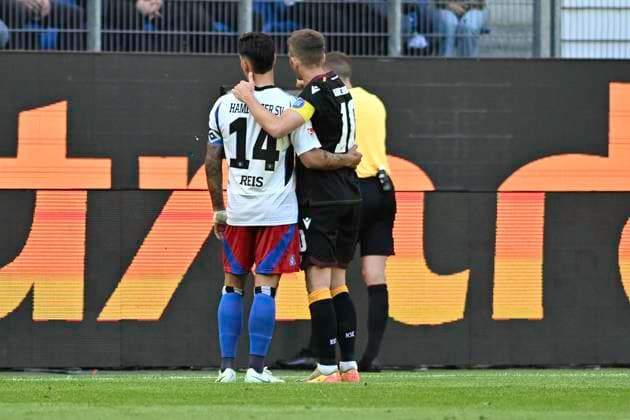 GER 2 FBL,, Hamburger SV vs Karlsruher SC 27 04 2025, Volksparkstadion, Hamburg, GER 2 FBL, Hamburger SV vs Karlsruher SC in picture Marvin Wanitzek Karlsruhe 10 shoots the goal to 2 1 for Karsruhe and referee Florian Lechner looks at the video evidence while Marvin Wanitzek Karlsruhe 10 and Ludovit Reis Hamburg 14 look over his shoulder nordphotoxGmbH xWitke nph00002