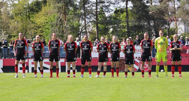27 04 2025 Soccer Season 2024 2025 2 Women Soccer Bundesliga 23 Matchday 1 FC Nürnberg FCN Club Clubfrauen SV Meppen Sportfoto Zink DaMa xdaxmax Team Team of FCN welcomes spectators audience fans before the start of the match