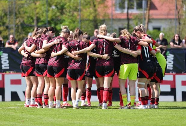 27 04 2025 Soccer Season 2024 2025 2 Womens Soccer Bundesliga 23 Matchday 1 FC Nürnberg FCN Club Clubfrauen SV Meppen Sportfoto Zink DaMa xdaxmax Team circle Team circle of the team Team of the FCN before the start of the match