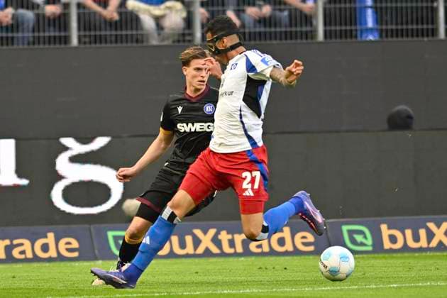 GER 2 FBL,, Hamburger SV vs Karlsruher SC 27 04 2025, Volksparkstadion, Hamburg, GER 2 FBL, Hamburger SV vs Karlsruher SC in the picture Dzenis Burnic Karlsruhe 07 tries to assert himself against Davie Selke Hamburg 27 nordphotoxGmbH xWitke nph00002
