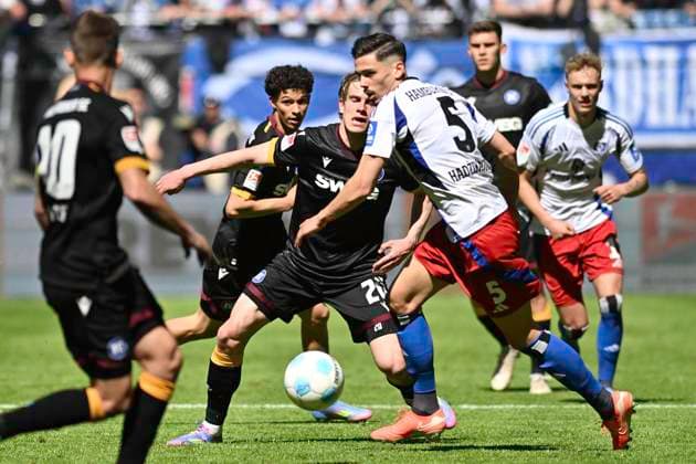 GER 2 FBL,, Hamburger SV vs Karlsruher SC 27 04 2025, Volksparkstadion, Hamburg, GER 2 FBL, Hamburger SV vs Karlsruher SC in the picture Marvin Wanitzek Karlsruhe 20 tries to assert himself against Dennis Hadzikadunic Hamburg 05 nordphotoxGmbH xWitke nph00002