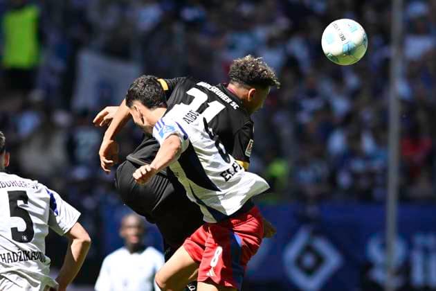 GER 2 FBL,, Hamburger SV vs Karlsruher SC 27 04 2025, Volksparkstadion, Hamburg, GER 2 FBL, Hamburger SV vs Karlsruher SC in the picture Bambase Conte Karlsruhe 31 tries to assert himself against Daniel Elfadli Hamburg 08 nordphotoxGmbH xWitke nph00002