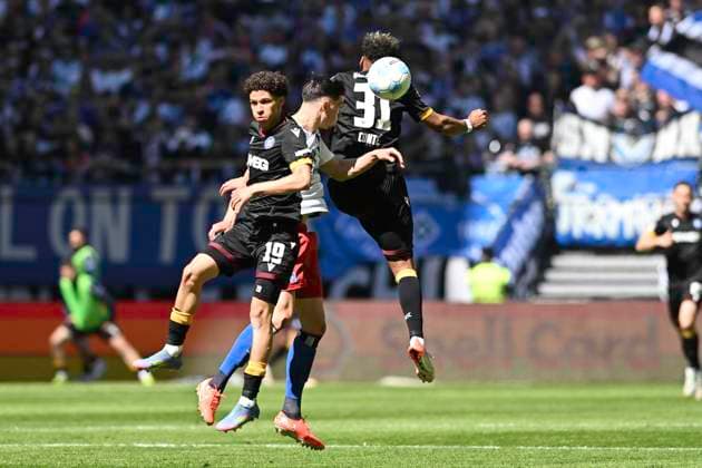 GER 2 FBL,, Hamburger SV vs Karlsruher SC 27 04 2025, Volksparkstadion, Hamburg, GER 2 FBL, Hamburger SV vs Karlsruher SC in the picture Bambase Conte Karlsruhe 31 tries to assert himself against Daniel Elfadli Hamburg 08 nordphotoxGmbH xWitke nph00002