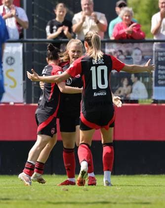 27 04 2025 Soccer Season 2024 2025 2 Women Soccer Bundesliga 23 Matchday 1 FC Nürnberg FCN Club Clubfrauen SV Meppen Sportfoto Zink DaMa xdaxmax Jubel Freude Torjubel nach Tor zum 1 0 Marina Scholz 7, 1 FC Nürnberg FCN Luisa Guttenberger 4, 1 FC Nürnberg FCN Medina Desic 10, 1 FC Nürnberg FCN und Mannschaft Team jubiliert freut sich Torschütze Marina Scholz 7, 1 FC Nürnberg FCN