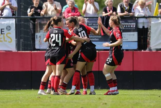 27 04 2025 Soccer Season 2024 2025 2 Women Soccer Bundesliga 23 Matchday 1 FC Nürnberg FCN Club Clubfrauen SV Meppen Sportfoto Zink DaMa xdaxmax Jubel Freude Torjubel nach Tor zum 1 0 Marina Scholz 7, 1 FC Nürnberg FCN und Mannschaft Team jubelt freue sich Torschütze Marina Scholz 7, 1 FC Nürnberg FCN