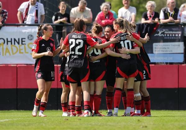 27 04 2025 Soccer Season 2024 2025 2 Women Soccer Bundesliga 23 Matchday 1 FC Nürnberg FCN Club Clubfrauen SV Meppen Sportfoto Zink DaMa xdaxmax Jubel Freude Torjubel nach Tor zum 1 0 Marina Scholz 7, 1 FC Nürnberg FCN und Mannschaft Team jubelt freue sich Torschütze Marina Scholz 7, 1 FC Nürnberg FCN