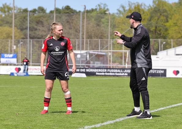 27 04 2025 Soccer Season 2024 2025 2 Womens Soccer Bundesliga 23 Matchday 1 FC Nürnberg FCN Club Clubfrauen SV Meppen Sportfoto Zink DaMa xdaxmax Thomas Oostendorp Coach 1 FC Nürnberg FCN gives instructions to Madeleine Steck 28, 1 FC Nürnberg FCN