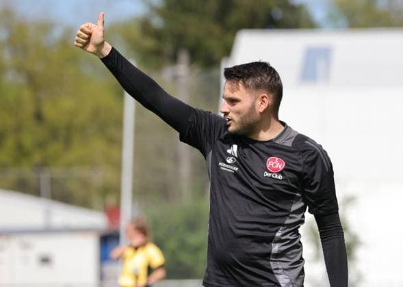 27 04 2025 Soccer Season 2024 2025 2 Women Soccer Bundesliga 23 Matchday 1 FC Nürnberg FCN Club Clubfrauen SV Meppen Sportfoto Zink DaMa xdaxmax Jason Altmann Co Coach 1 FC Nürnberg FCN shows thumbs up Thumbs up